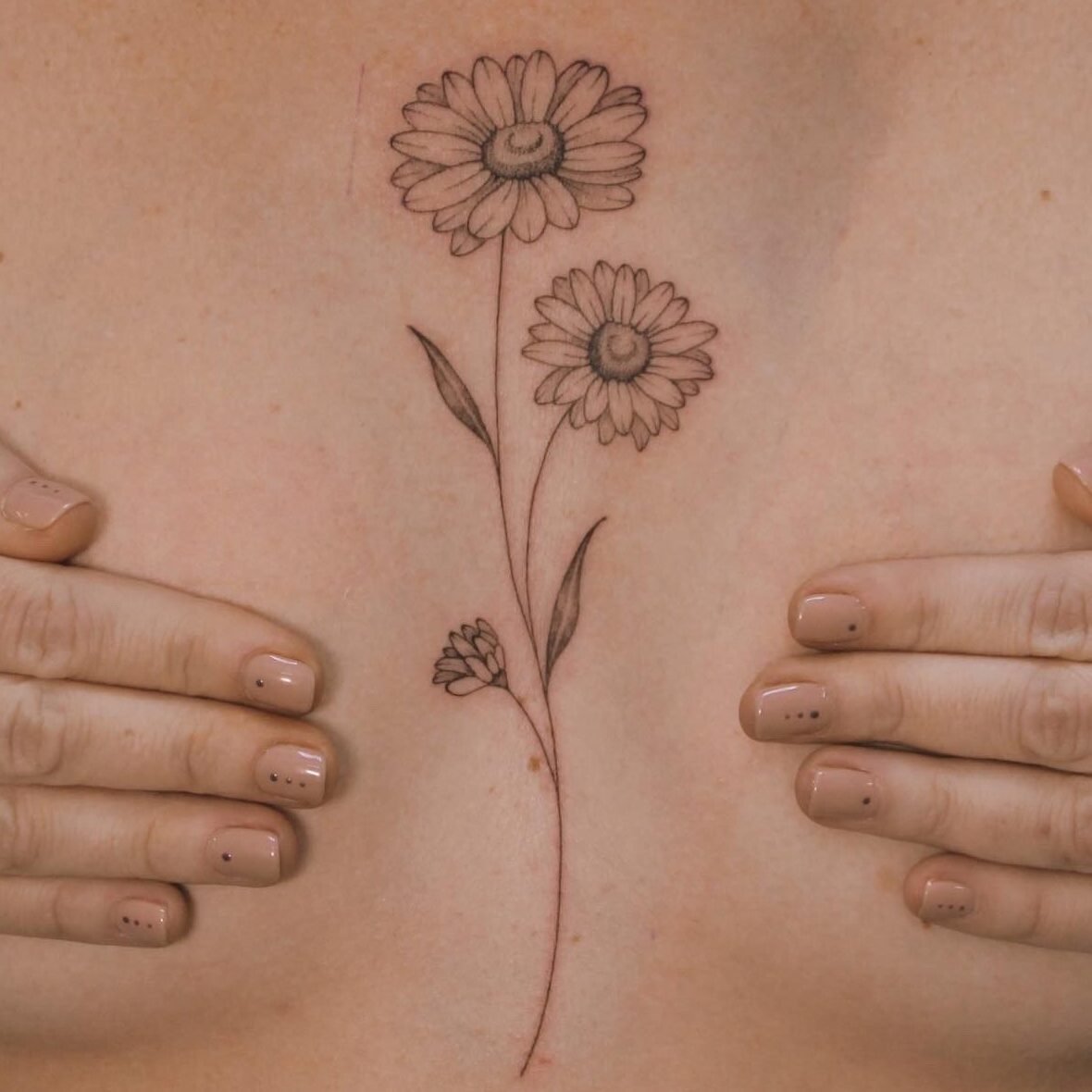 Flores en el pecho tatuaje mediano